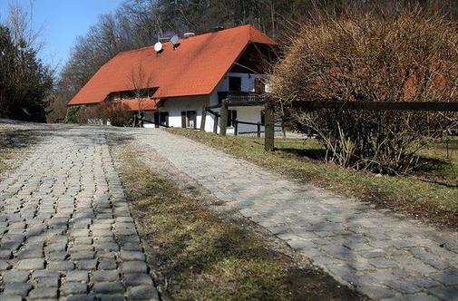 Turistična kmetija Šeruga: po domače med potočki in tratami