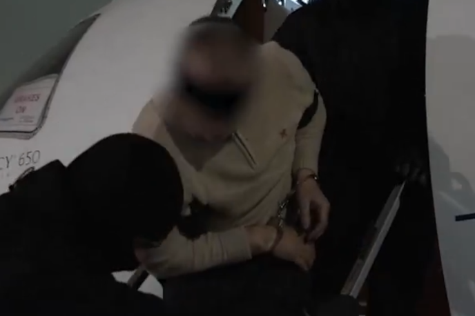 Osumljenec Rusija | Ljubomir Korba je imel ob prihodu v Rusijo na rokah lisice, čez oči pa prevezo. Sodnik v Moskvi je zanj odredil pripor. | Foto omrežje X