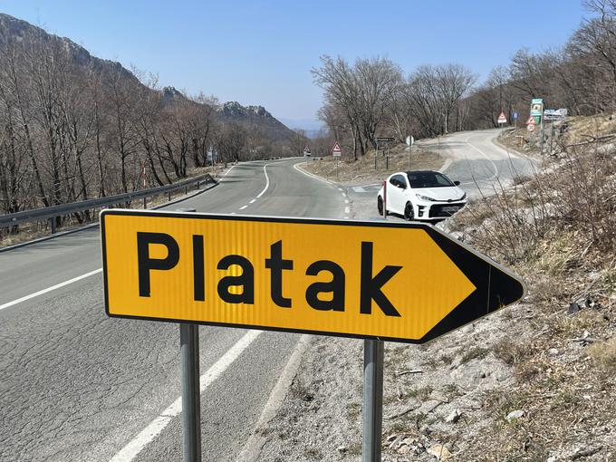 Odcep z glavne proti Reki, kjer cesta zavije navzgor proti smučišču.
 | Foto: Gregor Pavšič