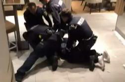 Policistom očitajo rasno motivirano nasilje. Policija: Ta namigovanja ostro zavračamo.