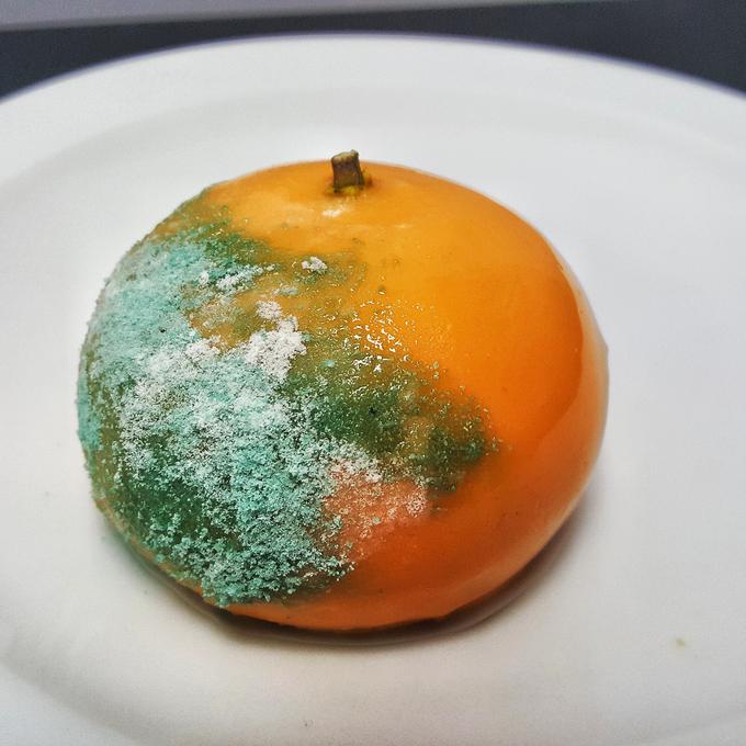 Pomarančni parfait, posut s sladkorjem in meto v prahu. | Foto: Cover Images