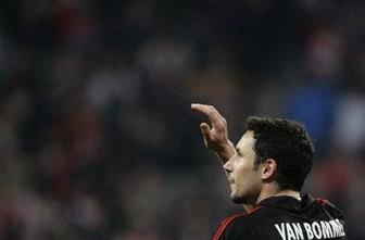 Van Bommel še leto dni v Bayernu