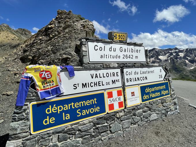 Pavšič je Bončev kolesarski dres iz leta 1995, ki bi ga moral nositi na Touru, odnesel na vrh prelaza Co du Galibier (2.642 m), ki velja za eno najbolj kultnih točk v svetu kolesarstva.  | Foto: Gregor Pavšič