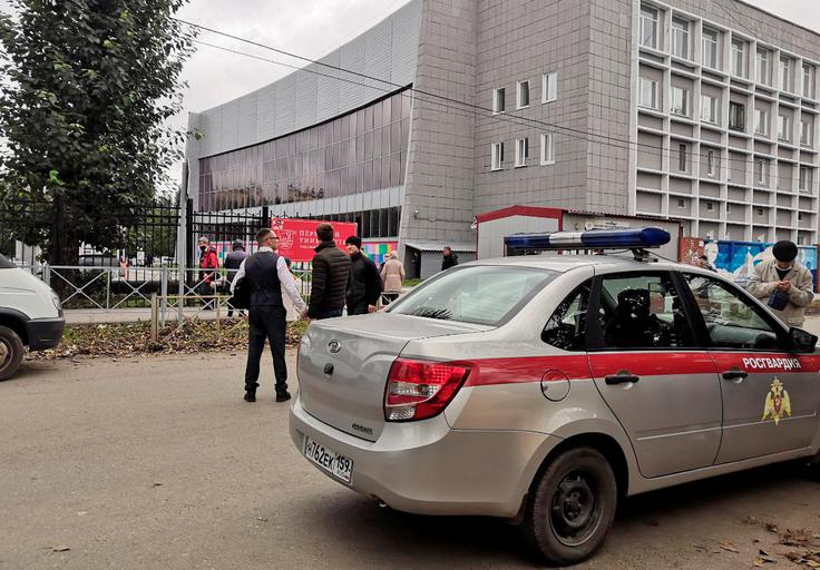 Študenti so skakali tudi skozi okna, da bi se rešili pred napadalcem.  | Foto: Reuters