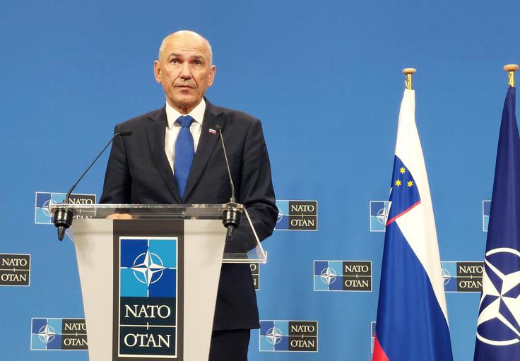 "Danes je situacija takšna, da so ta sredstva dražja in da je čakalna vrsta bistveno daljša. Slej ko prej bo moral nekdo za ta škandal odgovarjati, ker je Slovenijo ogrozil tako finančno kot varnostno," je povedal Janša. | Foto: Blaž Mohorič/STA