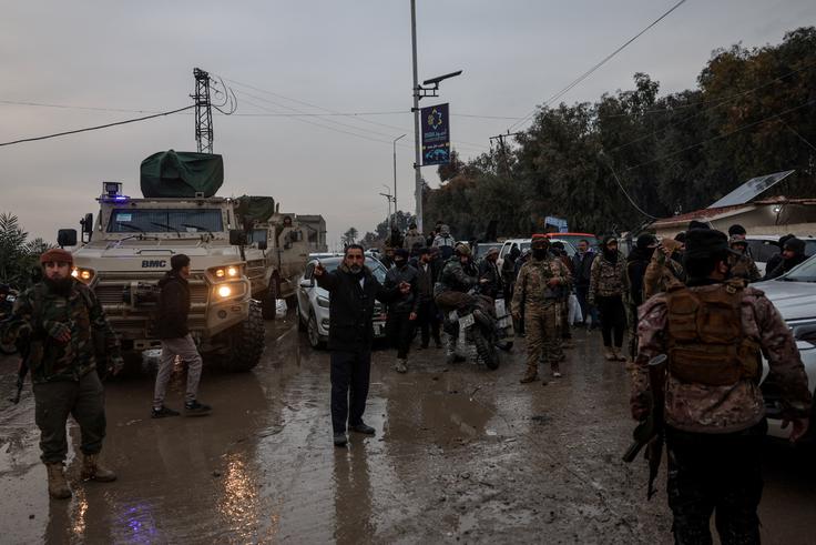 Razmere na severu Sirije ostajajo napete. Kljub dogovoru o prekinitvi ognja je namreč ta teden prihajalo do spopadov, ki so se v torek umirili po posredovanju ZDA. Tako vladne sile kot SDF so se medsebojno obtoževale kršitev dogovora, vendar prekinitev ognja za zdaj drži. | Foto: Reuters