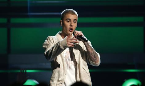 Justina Bieberja pred napadalcem rešila v dirndl oblečena rjavolaska