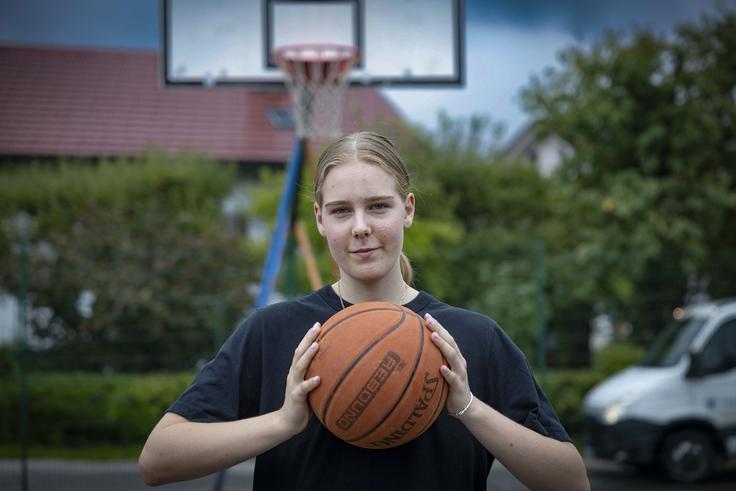 Zala Mali je z reprezentanco do 16 let na EP v Romuniji osvojila srebrno odličje, že uvrstitev v četrtfinale pa je dekletom prinesla vstopnico za svetovno prvenstvo.  | Foto: Ana Kovač