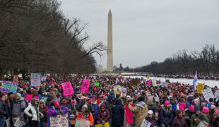 Na demonstracijah proti Trumpu v Washingtonu več tisoč ljudi