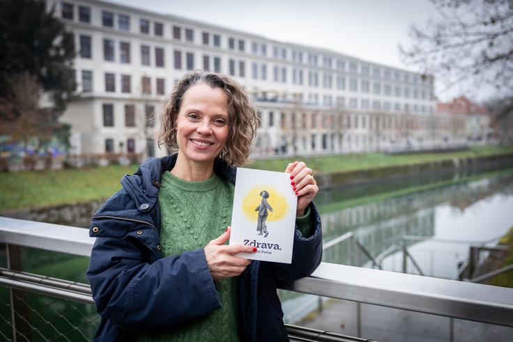 Knjiga Zdrava ni namenjena samo bolnim, temveč vsem, ki se želijo nalesti Mojčinega optimizma, energije in volje do življenja. | Foto: Gaja Hanuna