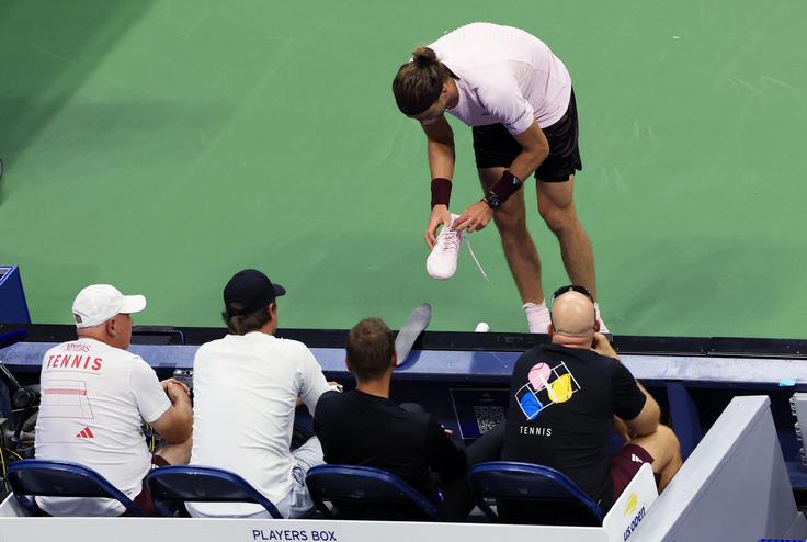 Alexander Zverev si je pri zaostanku z 2:4 v tretjem nizu zamenjal čevlje. | Foto: Reuters