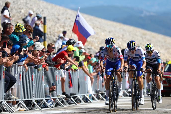 Primož Roglič | Primož Roglič je danes reševal mladega moštvenega kolega Floriana Lipowitza. | Foto Reuters