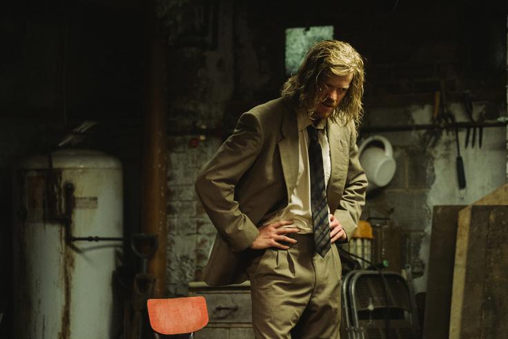 Ali bi zaupali temu teoretiku zarote? Jesse Plemons je izjemen v glavni vlogi Bugonie. | Foto: Karantanija Cinemas