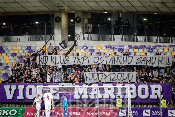 Še en pomenljiv napis navijaške skupine Viole, ki so ga pokazali v prvem polčasu. | Foto: Blaž Weindorfer/Sportida