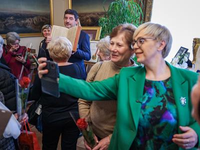 Ob prazniku predsedniško palačo obiskalo okoli 300 žensk