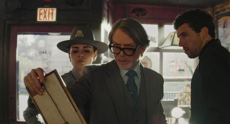 Iskanje sledi v stari fotografiji. Če ste v tej sceni pozorni na podrobnosti, vas režijski prijem ne bo pretental. | Foto: Profimedia