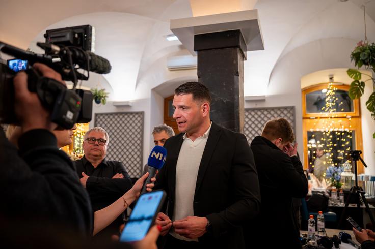 Stevanović je po volitvah spomnil, da je leta 2021 podpisal in overil izjavo, da Resni.ca ne bo nikoli politično sodelovala s SDS, sicer bo odstopil z vseh funkcij. | Foto: STA