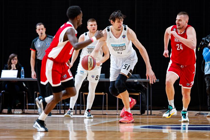 Boban Marjanović, z 222 centimetri najvišji igralec lige ABA, je poskrbel za najboljšo predstavo v dresu Ilirije. | Foto: Aleš Fevžer