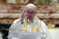Papež pred božičem pozval k ponižnosti: Nehajmo jokati za veličino, ki je nimamo