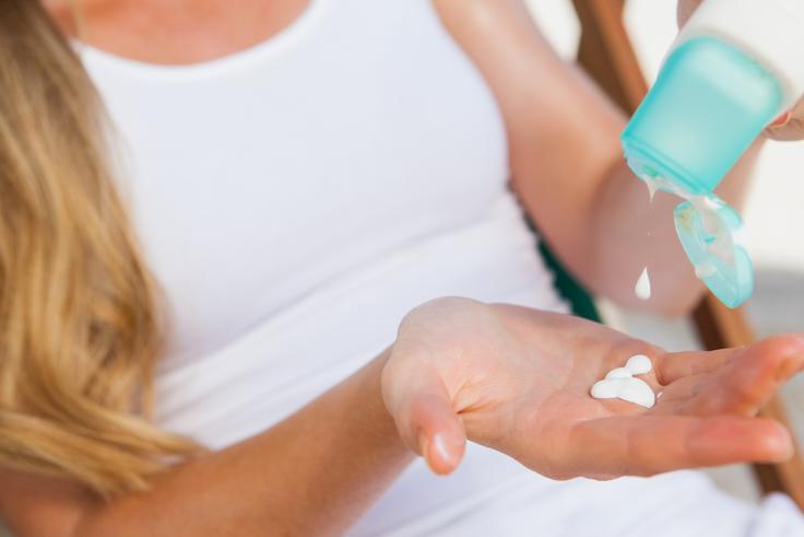 Krema za zaščito obraza naj ima kemični filter in zaščitni faktor vsaj 30. | Foto: Thinkstock