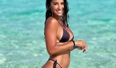 Messijeva žena v rajskem okolju pokazala izklesano postavo