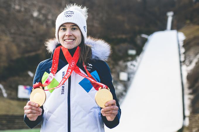 Urša Bogataj s popolnim olimpijskim izkupičkom - dvema zlatima olimpijskima madaljama. | Foto: Grega Valančič/Sportida