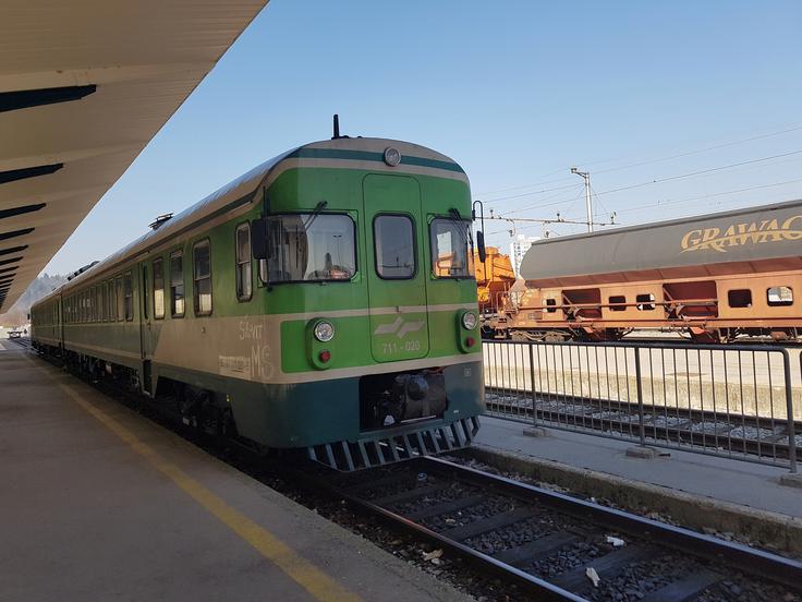 "V razvitih državah menjavajo vlake nekje pri od 15 do 20 let starosti, pri nas pa večina voznih sredstev (v potniškem prometu je 119 samostojnih garnitur ali lokomotiv in 99 potniških vagonov) močno presega življenjsko dobo." Na fotografiji: dizelmotorna garnitura DMG 711. | Foto: Srdjan Cvjetović