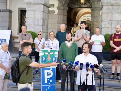 Zbranih dovolj podpisov za referendum o parkiranju v Ljubljani, pobudniki napovedujejo širitev aktivnosti