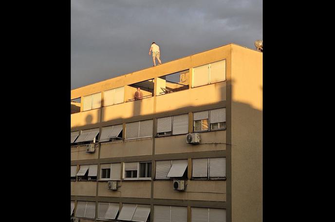 Moški na strehi | Foto Facebook