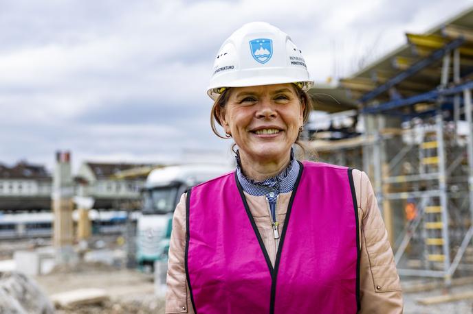 Alenka Bratušek | Ministrica Alenka Bratušek je dejala, da toliko investicij, kot jih država izvaja v mandatu trenutne vlade, v zgodovini samostojne Slovenije še ni bilo. | Foto Ana Kovač