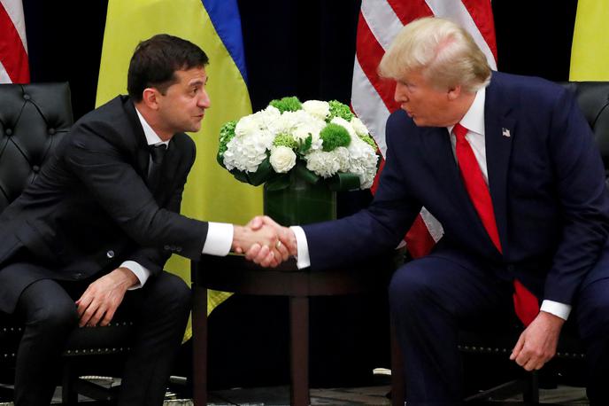 Volodimir Zelenski in Donald Trump | Uslužbenka Pentagona je potrdila navedbe, da je ameriški predsednik Donald Trump pritiskal na ukrajinskega predsednika Volodimirja Zelenskega, naj uvede preiskavo proti njegovemu političnemu tekmecu Joeju Bidnu. | Foto Reuters
