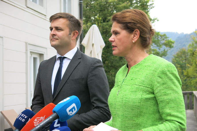 Hrvaški minister za zaščito okolja in energijo Tomislav Ćorić in slovenska ministrica za infrastrukturo Alenka Bratušek | Foto: STA ,