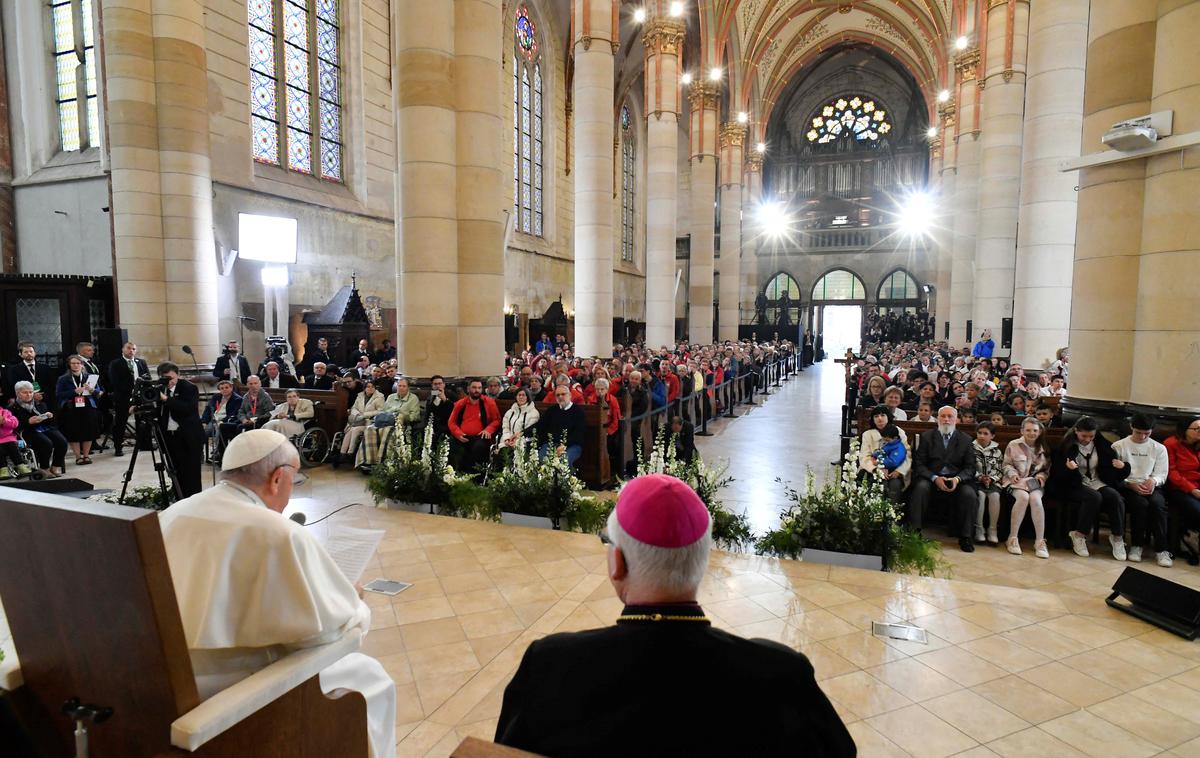 Papež Frančišek | Papež Frančišek je ob petkovem prihodu na tridnevni obisk na Madžarsko poudaril "potrebo po odprtosti do drugih" ter posvaril pred "umikom vase" in delitvami. | Foto Reuters