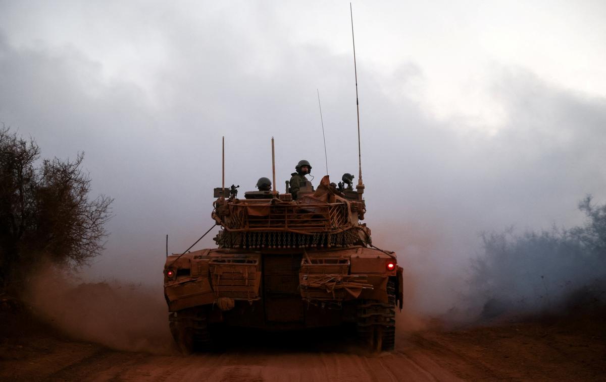 Izrael, vojaki | Hamas se je v mirovnem dogovoru, ki velja od 10. oktobra, zavezal, da bo Izraelu vrnil 20 še živečih talcev in posmrtne ostanke 28. Vse žive talce je nato izročil 13. oktobra, vključno s četrtkovo predajo pa jim je uspelo vrniti posmrtne ostanke 25 talcev. | Foto Reuters