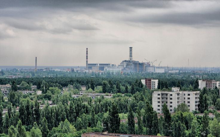 Leto 2022 je bilo po dolgem času prvo, ko se je zaradi vojne v Ukrajini ter začasne ruske zasedbe in tankovskega oranja po območju jedrske elektrarne Černobil znova resneje govorilo o akutni nevarnosti sevanja iz verjetno najbolj zloglasne zgradbe v Evropi. Na srečo ruski vdor v Černobil ni imel resnejših posledic.  | Foto: Shutterstock