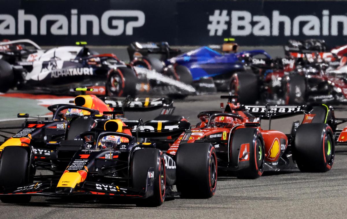 VN Bahrajna štart Verstappen Leclerc | Prvi zavoj prve dirke nove sezone formule 1: Verstappen pred Leclercem. | Foto Reuters