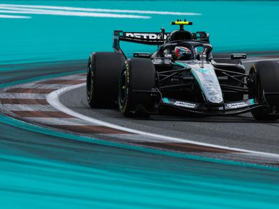 V prvih dveh vrstah dirkači štirih ekip, "pole position" za Antonellija