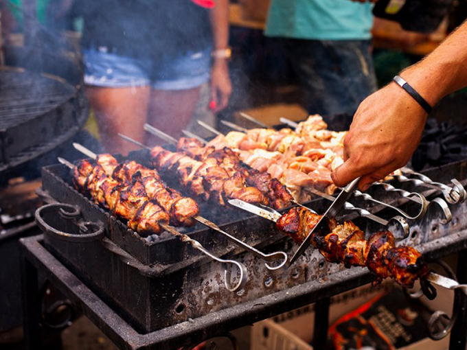Na žaru lahko spečete svinjino, govedino ali perutnino. | Foto: Spar