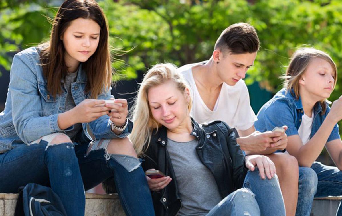 Otroci, otrok, mobitel, pametni telefon | Foto Telekomov Tehnik