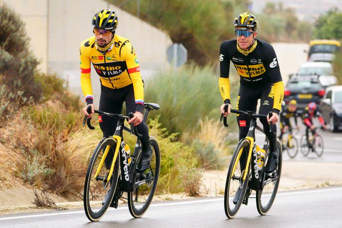 Primož Roglič, trening, Alicante | Primož Roglič in Jonas Vingegaard bosta kapetana Jumvo-Visme na Touru, na tem jima bo v pomoč tudi Sepp Kuss (levo). | Foto Guliverimage
