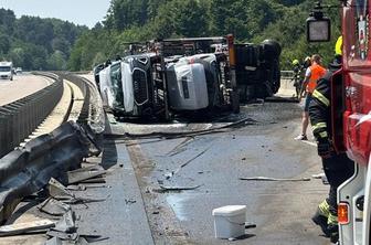 Drama na avtocesti: požar na tovornjaku, cesta zaprta skoraj devet ur #foto #video