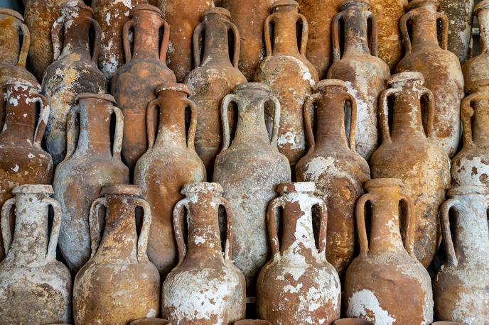 amfora, Italija | Fotografija amfor je simbolična. | Foto Shutterstock