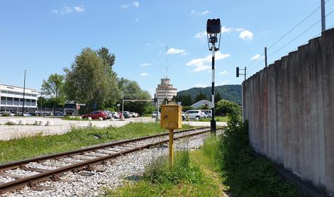 Prijeli tri osumljence na železniških tirih, prerezali so vodnike prometne signalizacije