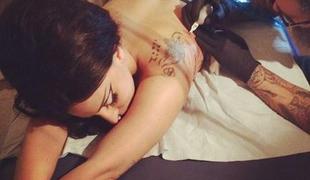 Lady Gaga poleg novega tatuja pokazala še golo zadnjico