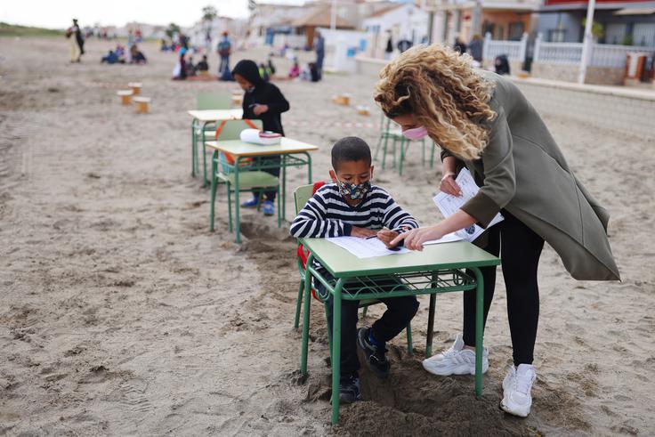Ob 8. uri zjutraj je plaža pripravljena na prihod učencev. Učna ura traja 20 minut. Osem skupin učencev kroži med različnimi razredi na prostem.  | Foto: Reuters