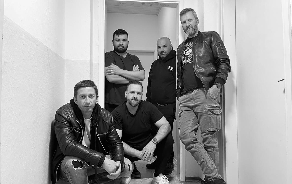 Prisluhnimo tišini | Delno prenovljeno zasedbo skupine Prisluhnimo tišini z leve proti desni sestavljajo: Borut Marolt (vokal), Primož Arhar (ritem kitara, spremljevalni vokal), Toni Šemerl (bas), Boštjan Čuk (bobni) in Borut Šemerl (ritem kitara, solo kitara).  | Foto Jerica Cigale