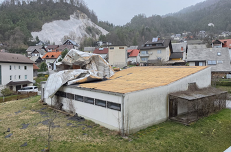 Ogromne razsežnosti silovitega vetra: 24 tisoč ljudi brez elektrike #video