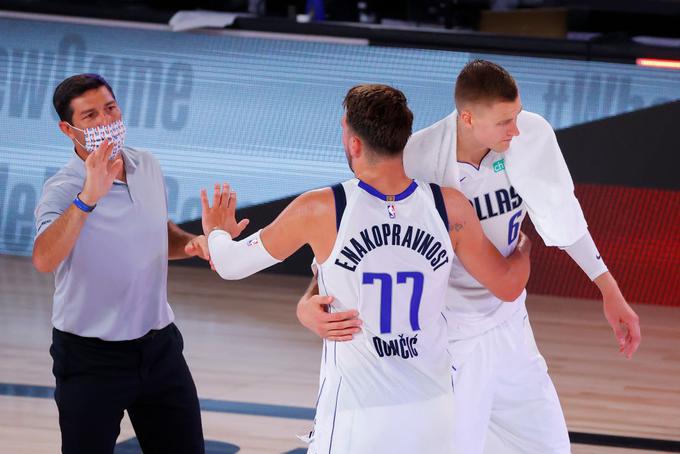 Luka Dončić in Kristaps Porzingis sta nevaren tandem za tekmečevo obrambo. Slovenski košarkar se je tokrat zaustavil pri 36, Latvijec pa pri 26 točkah. | Foto: Getty Images