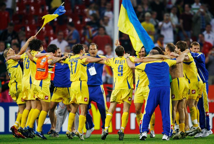 Ukrajina je v osmini finala po izvajanju 11-metrovk premagala Švico kar s 3:0. Mreža Ukrajincev, ki so nastopili prvič na velikem tekmovanju, se med loterijo ni zatresla niti enkrat! Švica je po drugi strani postala prva reprezentanca v zgodovini SP, ki je izpadla iz tekmovanja po tem, ko na vseh tekmah (v rednem delu ali podaljšku) ni prejela niti enega zadetka. | Foto: Guliverimage/Getty Images