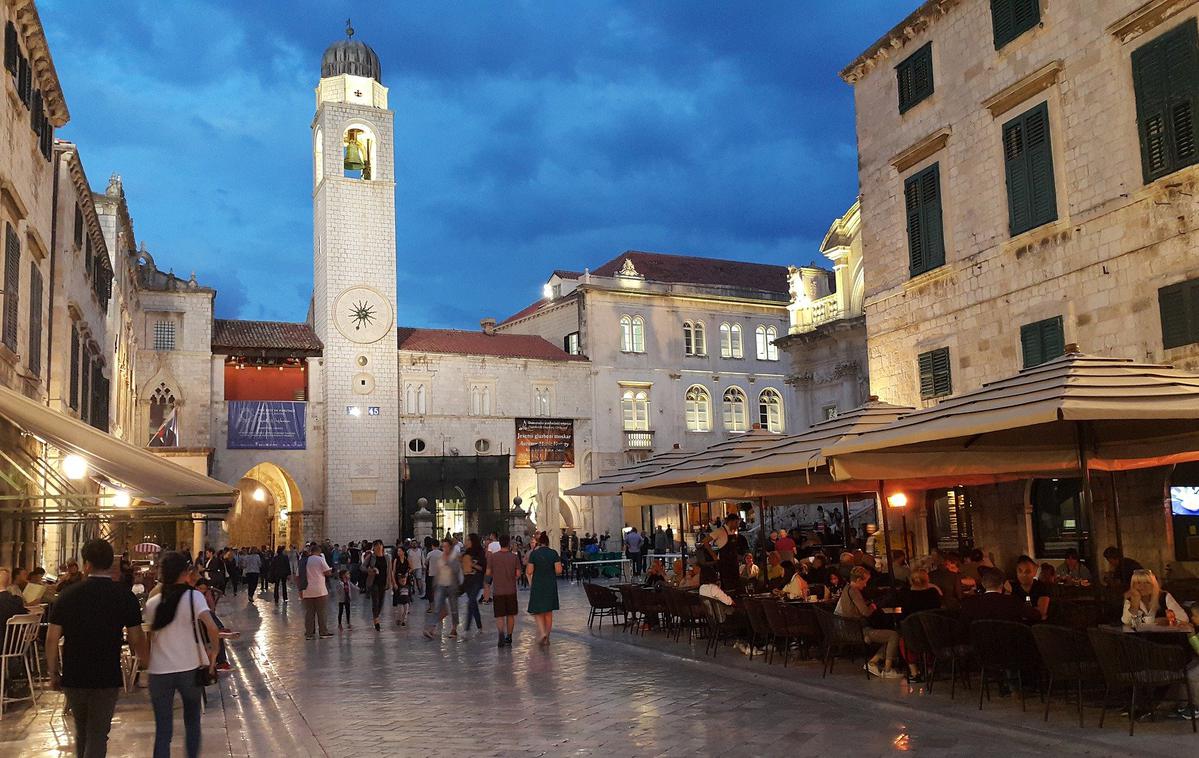 Dubrovnik turisti | Za vročino na dubrovniških ulicah skrbijo visoke temperature in turisti, ki se na javnih mestih brez sramu predajajo strastem. | Foto Pixabay